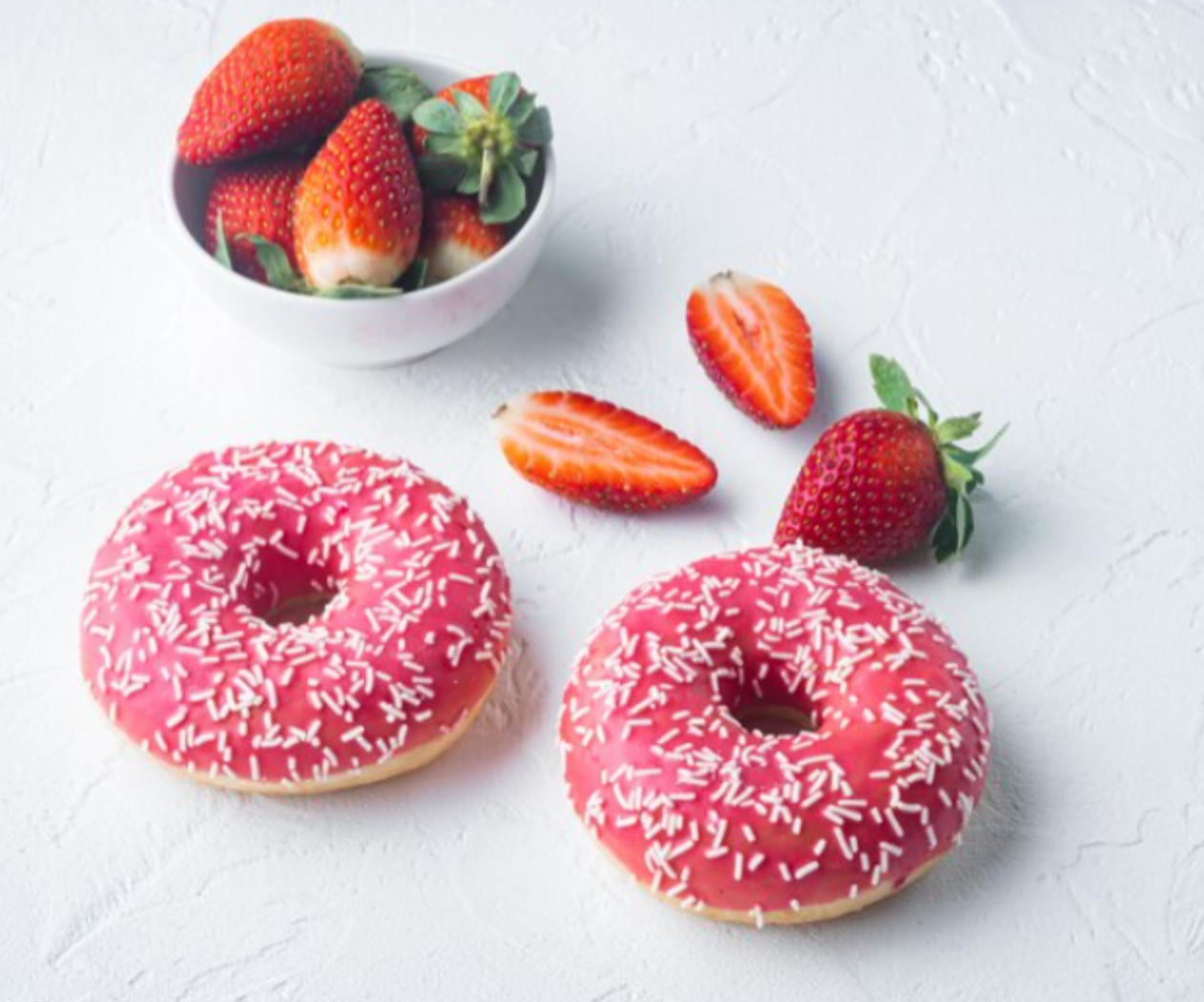 DONUT FRUTILLA CON TOPPING CHOCOLATE BLANCO