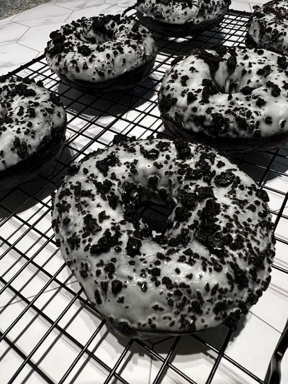 DONUTS CHOCOLATE VAINILLA CON GALLETA