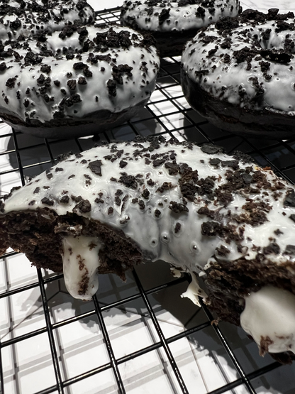 DONUTS CHOCOLATE VAINILLA CON GALLETA